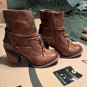 Pierre Dumas boutique booties size 7.5